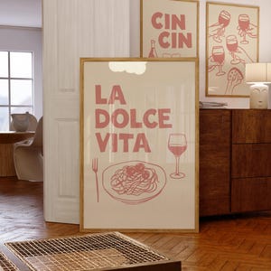 Pastelroze La Dolce Vita poster print digitale download pasta en wijn afdrukbare muur kunst spaghetti poster eetkamer decor roze keuken