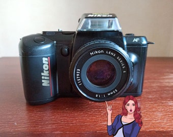 Aparat fotograficzny Nikon F-401 SLR z obiektywem 50 mm – wyprodukowany w Japonii