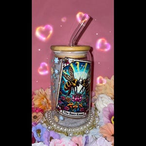 Vaso de café helado de vidrio de 16 oz con diseño de carta del Tarot “The Bees Knees” con tapa de bambú y pajita de vidrio