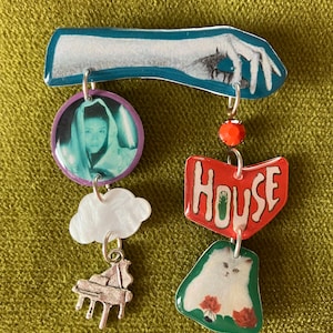 Hausu - dangle charm brooch