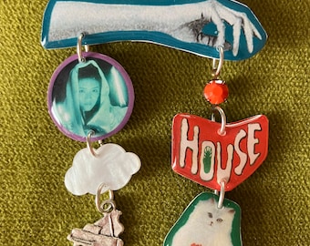 Hausu - dangle charm brooch