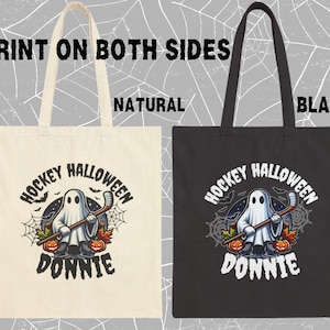 K&ouml;nnte beinhalten: Zwei Tragetaschen, eine naturfarbene und eine schwarze, mit einer Grafik eines Geistes, der einen Hockeyschl&auml;ger h&auml;lt, und dem Text "HOCKEY HALLOWEEN DONNIE". Das Design zeigt K&uuml;rbisse, Herbstbl&auml;tter und Spinnennetze. Der Text "PRINT ON BOTH SIDES" ist sichtbar.