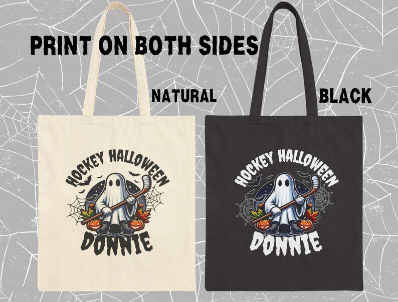 K&ouml;nnte beinhalten: Zwei Tragetaschen, eine naturfarbene und eine schwarze, mit einer Grafik eines Geistes, der einen Hockeyschl&auml;ger h&auml;lt, und dem Text "HOCKEY HALLOWEEN DONNIE". Das Design zeigt K&uuml;rbisse, Herbstbl&auml;tter und Spinnennetze. Der Text "PRINT ON BOTH SIDES" ist sichtbar.