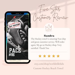 K&ouml;nnte beinhalten: Ein Smartphone-Bildschirm zeigt ein schwarz-wei&szlig;es Bild eines Eishockeyschlittschuhs mit dem Text OFF SEASON, PACE und #86. Neben dem Telefon befindet sich eine F&uuml;nf-Sterne-Kundenbewertung von Sandra zu einem Hockey-Handtuch, inklusive des Namens World of Delulu.