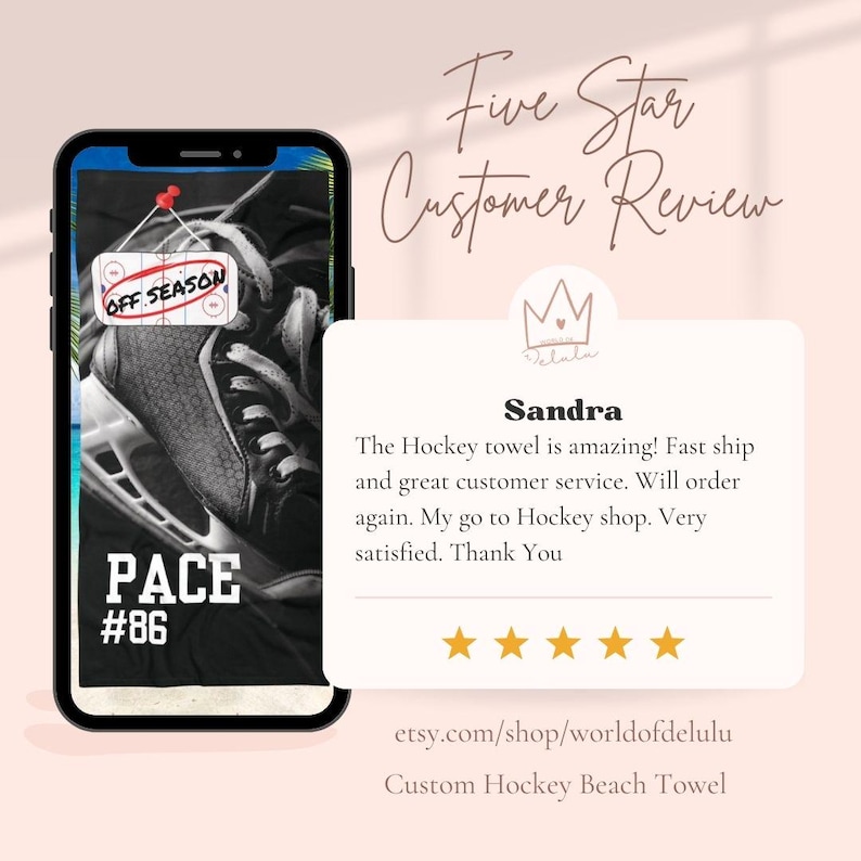 K&ouml;nnte beinhalten: Ein Smartphone-Bildschirm zeigt ein schwarz-wei&szlig;es Bild eines Eishockeyschlittschuhs mit dem Text OFF SEASON, PACE und #86. Neben dem Telefon befindet sich eine F&uuml;nf-Sterne-Kundenbewertung von Sandra zu einem Hockey-Handtuch, inklusive des Namens World of Delulu.