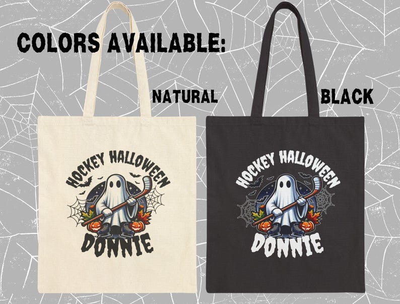 K&ouml;nnte beinhalten: Zwei Tragetaschen, eine naturfarbene und eine schwarze, mit einer Grafik eines Geistes, der Schlittschuhe tr&auml;gt und einen Hockeyschl&auml;ger h&auml;lt. Der Text lautet HOCKEY HALLOWEEN DONNIE, umgeben von Spinnweben, Flederm&auml;usen und K&uuml;rbissen.