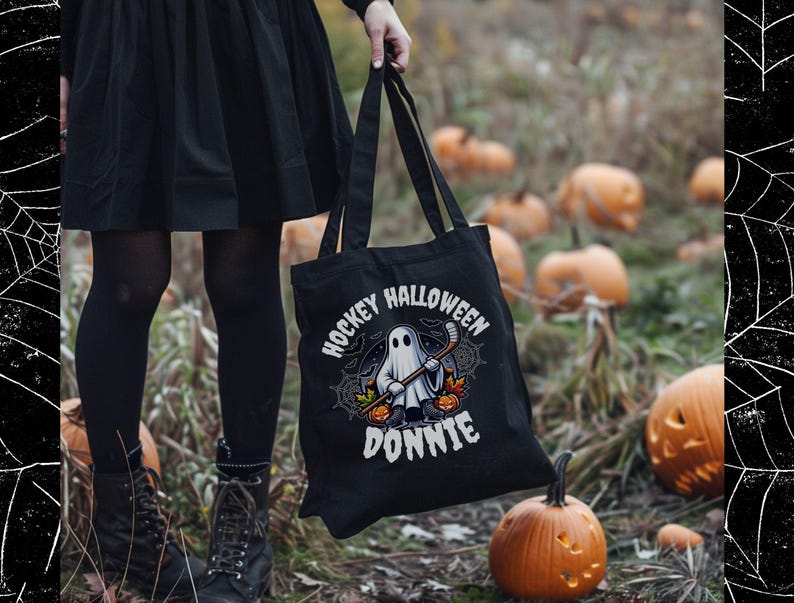 K&ouml;nnte beinhalten: Eine schwarze Tragetasche aus Segeltuch mit einer Grafik eines Geistes, der Schlittschuhe tr&auml;gt und einen Hockeyschl&auml;ger h&auml;lt. Der Text lautet HOCKEY HALLOWEEN DONNIE, umgeben von Illustrationen aus Herbstbl&auml;ttern, K&uuml;rbissen und Spinnenweben.