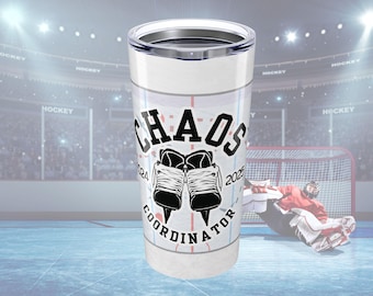 Coordinador del Caos: Mamá del Hockey, Vaso de 20 oz: Regalo para Gerente de Hockey