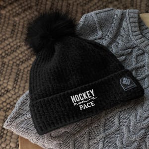 Personalisierte Hockey Mom Mütze: Fuzzy Pom Pom Bestickter Hut