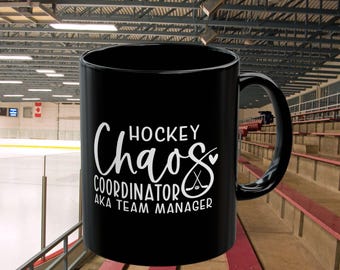 Taza de mánager de hockey: Regalo de coordinador del caos, taza de mamá del equipo - Taza negra de 325 ml