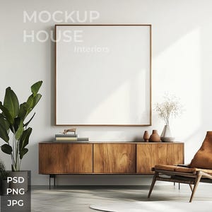 Peut inclure: Un meuble en bois clair avec trois tiroirs et un fauteuil en cuir marron devant. Un tableau encadré est accroché au mur au-dessus du meuble. Le texte "MOCKUP HOUSE Interiors" est imprimé sur le mur.