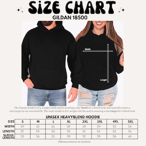 Może przedstawiać: Czarna bluza z kapturem unisex z tabelą rozmiar&oacute;w. Tabela zawiera wymiary szerokości, długości i długości rękawa w calach, w zakresie od rozmiaru S do 5XL. Na zdjęciu widać r&oacute;wnież model męski i żeński w bluzie.