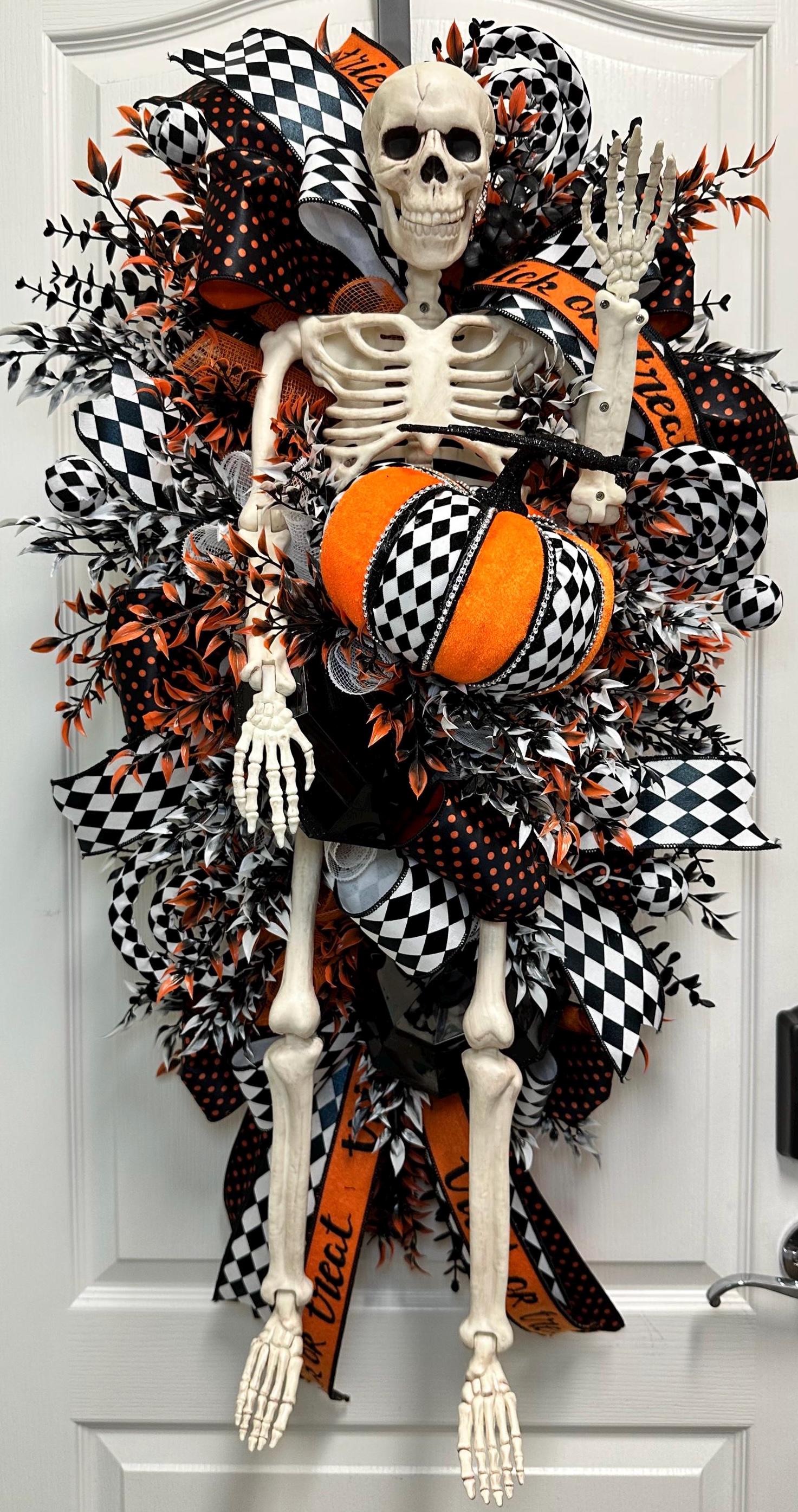 Couronne squelette XL, Grande couronne squelette d'Halloween avec citrouille | Décoration effrayante pour porte d'entrée | Couronne d'automne noire et orange | Des bonbons ou un sort