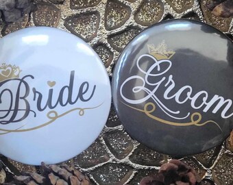 Pines personalizados para la fiesta nupcial: etiquetas con nombre y título de boda (5,7 cm)