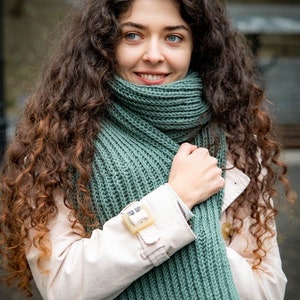 Hand knitted minimalistic wool scarf unisex image 6
