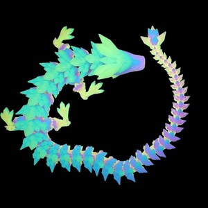 Könnte beinhalten: Eine farbenfrohe, irisierende Drachenfigur mit schuppiger Textur. Der Drache ist zu einem Kreis zusammengerollt, wobei sein Schwanz seinen Kopf berührt.