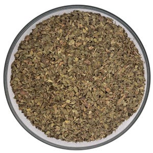 Peut inclure: Un bol en verre transparent rempli de feuilles vertes s&eacute;ch&eacute;es et hach&eacute;es. Les feuilles pr&eacute;sentent un m&eacute;lange de teintes vertes claires et fonc&eacute;es, avec quelques tons bruns. Le bol est pos&eacute; sur un fond blanc.