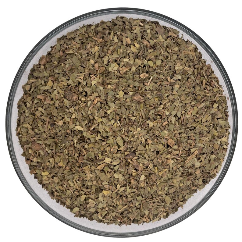 Peut inclure: Un bol en verre transparent rempli de feuilles vertes s&eacute;ch&eacute;es et hach&eacute;es. Les feuilles pr&eacute;sentent un m&eacute;lange de teintes vertes claires et fonc&eacute;es, avec quelques tons bruns. Le bol est pos&eacute; sur un fond blanc.