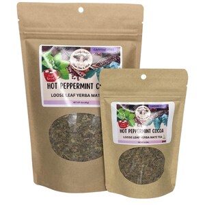 Peut inclure: Deux sachets en papier brun contenant du th&eacute; yerba mat&eacute; en feuilles en vrac. Le plus grand sachet indique "Hot Peppermint Cocoa" et "Sans caf&eacute;ine". Le plus petit sachet indique &eacute;galement "Hot Peppermint Cocoa" et "Sans caf&eacute;ine".