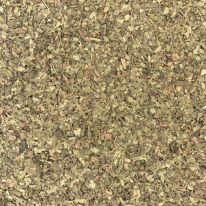 Peut inclure: Gros plan de feuilles vertes s&eacute;ch&eacute;es et hach&eacute;es avec des morceaux bruns et beiges. Les feuilles sont petites et de forme irr&eacute;guli&egrave;re, cr&eacute;ant un aspect textur&eacute; et naturel. L'image est une vue de dessus des feuilles.