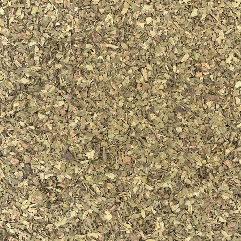 Peut inclure: Gros plan de feuilles vertes s&eacute;ch&eacute;es et hach&eacute;es avec des morceaux bruns et beiges. Les feuilles sont petites et de forme irr&eacute;guli&egrave;re, cr&eacute;ant un aspect textur&eacute; et naturel. L'image est une vue de dessus des feuilles.