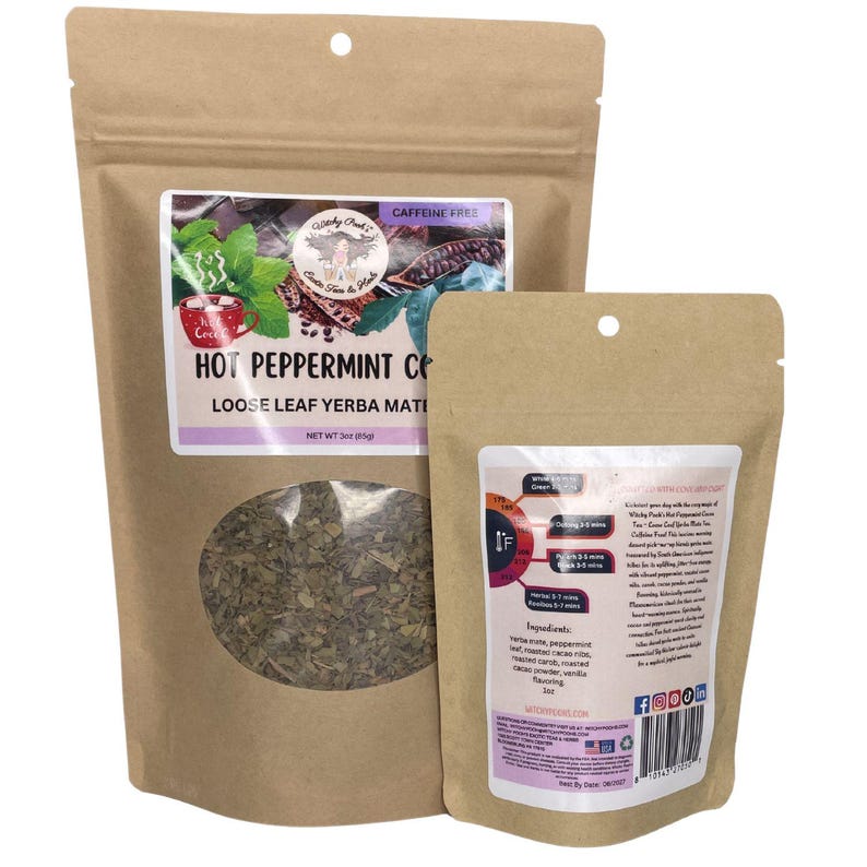 Peut inclure: Deux sachets en papier brun contenant du th&eacute; yerba mat&eacute; en feuilles en vrac. Le plus grand sachet a une fen&ecirc;tre transparente montrant les feuilles de th&eacute; et une &eacute;tiquette indiquant "Hot Peppermint Cocoa". Le plus petit a une &eacute;tiquette avec les ingr&eacute;dients et les instructions.