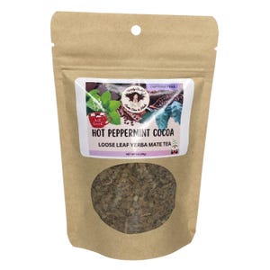 Peut inclure: Un sachet en papier brun avec une fen&ecirc;tre transparente montrant du th&eacute; en feuilles en vrac. L'&eacute;tiquette indique "Hot Peppermint Cocoa, Loose Leaf Yerba Mate Tea". L'&eacute;tiquette comprend &eacute;galement le texte "Caffeine Free" et "Net Wt. 1 oz (28g)."