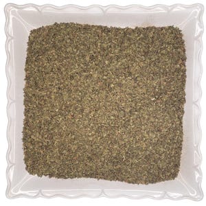 Peut inclure: Un plat carr&eacute; blanc &agrave; bord festonn&eacute; rempli d'herbes vertes s&eacute;ch&eacute;es. Les herbes sont finement hach&eacute;es et remplissent enti&egrave;rement le plat. L'image est prise d'en haut, mettant en valeur la texture et la couleur des herbes.