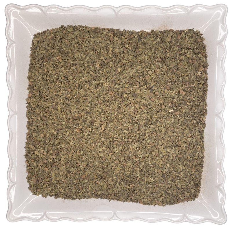 Peut inclure: Un plat carr&eacute; blanc &agrave; bord festonn&eacute; rempli d'herbes vertes s&eacute;ch&eacute;es. Les herbes sont finement hach&eacute;es et remplissent enti&egrave;rement le plat. L'image est prise d'en haut, mettant en valeur la texture et la couleur des herbes.