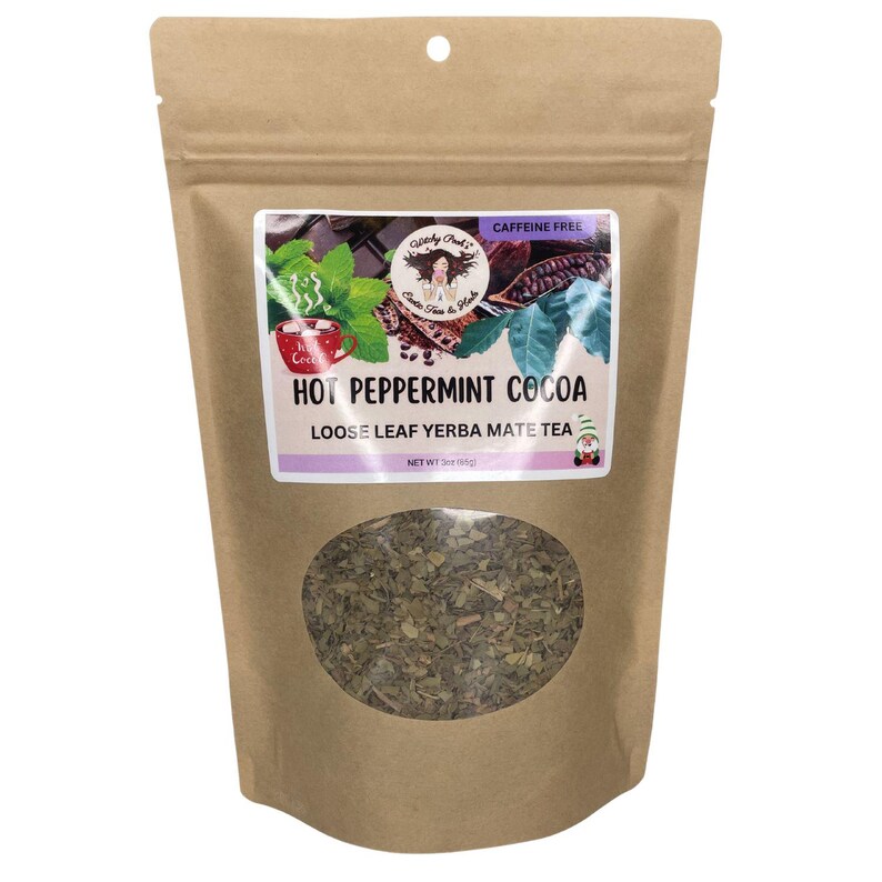 Peut inclure: Un sac en papier brun contenant du th&eacute; yerba mat&eacute; en feuilles en vrac avec une fen&ecirc;tre transparente. L'&eacute;tiquette indique "Hot Peppermint Cocoa" et "Sans caf&eacute;ine". Le sac pr&eacute;sente un logo avec un visage de femme et une tasse de cacao.