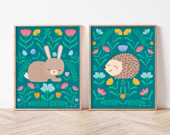 Lapin de jardin et hérisson dormant, oeuvre d'art murale pour enfants mignons, décoration de chambre d'enfant folklorique, illustration d'animaux et de fleurs, chambre de filles imprimable