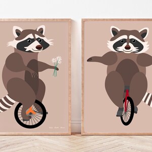 Puede incluir: Dos ilustraciones de mapaches montando monociclos. El mapache de la izquierda sostiene un ramo de flores blancas. El mapache de la derecha monta un monociclo rojo.