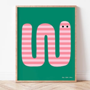 Könnte beinhalten: Ein rosa-weiß gestreifter Wurm mit Glitz Augen auf grünem Hintergrund. Der Wurm ist in Form des Buchstabens W geformt. Der Text "Ella Bella Bora" befindet sich am unteren Rand des Bildes.