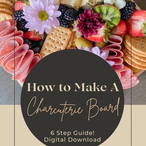 Puede incluir: Una guía de descarga digital sobre cómo hacer una tabla de charcutería. La imagen muestra una tabla de charcutería con varias carnes, quesos, galletas, frutas y flores. El texto "How to Make A Charcuterie Board" está escrito en una fuente cursiva sobre un círculo negro.