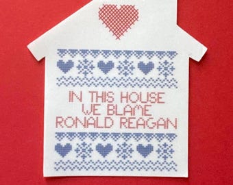 Dans cette maison, nous blâmons Reagan - Vinyle personnalisé, autocollant imperméable à l'eau