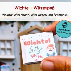 Op de afbeelding: Een miniatuurboek met de titel "Wichtel Witze" in rood en wit, vastgehouden in een hand. Het boek bevat een cartoon dwerg illustratie en de tekst "HA HA HA". Een turquoise cirkel met de tekst "Digitale Datei zum Ausdrucken" is ook zichtbaar.