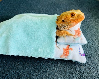 Bearded dragon/reptile/small animal/pet bed w/pillow & FREE blanket (Bearded Dragon design-white).  FREE SHIPPING!