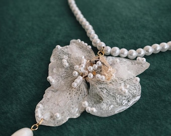 Collar de orquídeas, joyería de flores naturales, collar botánico llamativo con perlas, regalo romántico para ella, joyería inspirada en la naturaleza.