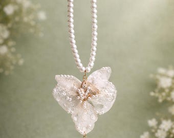 Collar de orquídea con flores naturales, collar de arte botánico con perla, colgante de orquídea de resina hecho a mano, joyería inspirada en la naturaleza.