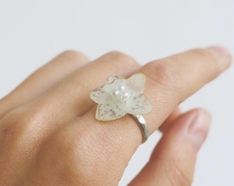 Anillo de hortensia blanca, anillo de resina con flor real y perla, joyería botánica de plata ajustable, un regalo elegante para ella.