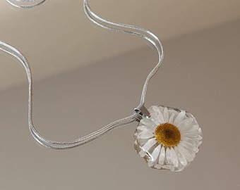 Collar con colgante de margaritas y flores de resina, ideal para cumpleaños de mujeres nacidas en abril.