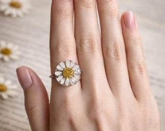 Anillo de margaritas, regalo de cumpleaños de abril, anillo ajustable de resina con flores prensadas, joyería minimalista hecha a mano.