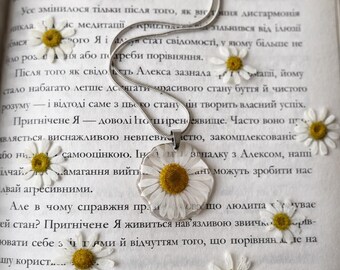 Collar con margaritas de nacimiento, colgante de regalo de cumpleaños de abril, joyería de resina con flores prensadas reales para ella