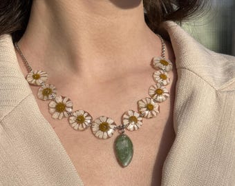 Collar de margaritas, joyería de flores naturales, collar botánico llamativo, collar de cadena floral, regalo para ella, joyería inspirada en la naturaleza.