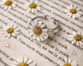 Anillo de margaritas, regalo de cumpleaños de abril para ella, anillo ajustable de resina con flores prensadas, joyería de primavera hecha a mano.