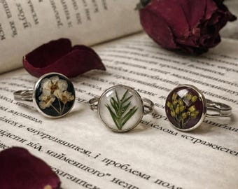 Anillo de flores secas, ajustable, de resina, con flores reales, joyería botánica minimalista, regalo único hecho a mano para novia.