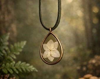 Collar de bruja de hortensia, colgante de resina con flores reales, gargantilla vintage de bronce, joyería de bruja natural, regalo pagano para herbolarios.