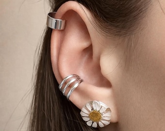 Conjunto de pendientes tipo ear cuff con margaritas, pendientes tipo ear cuff o pendientes de botón con flores naturales, joyería botánica de resina, ear cuffs sin perforación, regalo para ella.