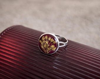 Anillo de resina con flores reales, joyería botánica ajustable, un recuerdo sentimental hecho a mano.