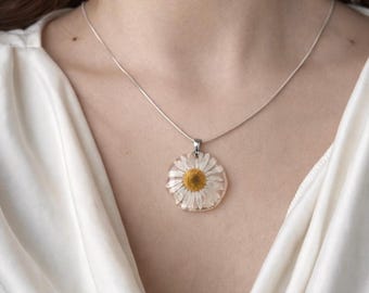 Collar con margaritas de nacimiento, colgante de regalo de cumpleaños de abril, joyería de resina con flores prensadas reales para ella